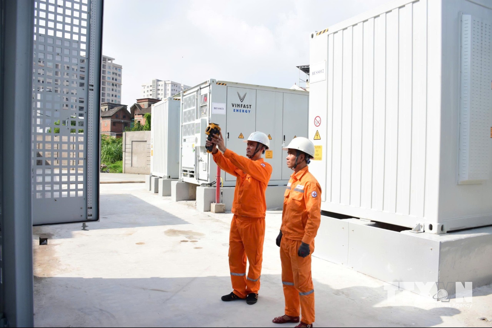 Trong mỗi ca trực, kỹ sư vừa giám sát các thông số trên hệ thống điều khiển, vừa kiểm tra thực địa để bảo đảm thiết bị hoạt động ổn định. Ảnh: Quốc Lũy - TTXVN